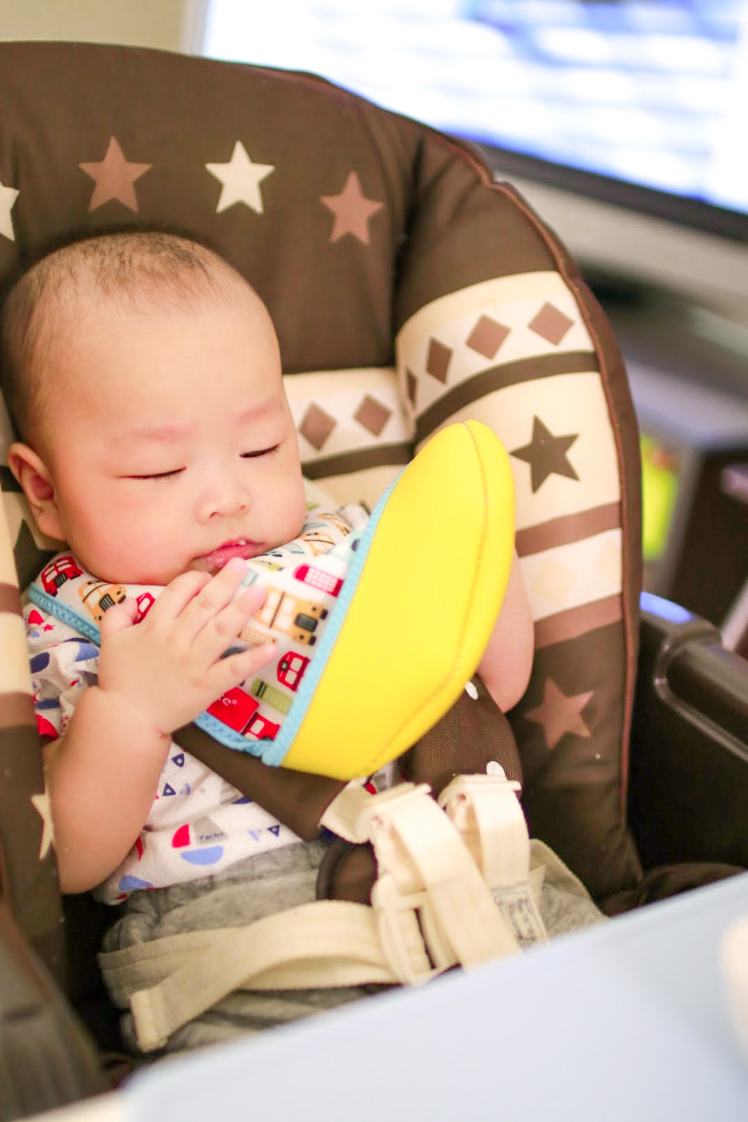 新しい離乳食エプロンを吟味する瑛太朗
