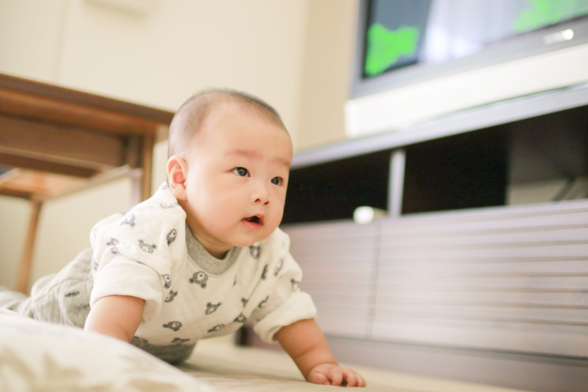 ハイハイの練習をする瑛太朗