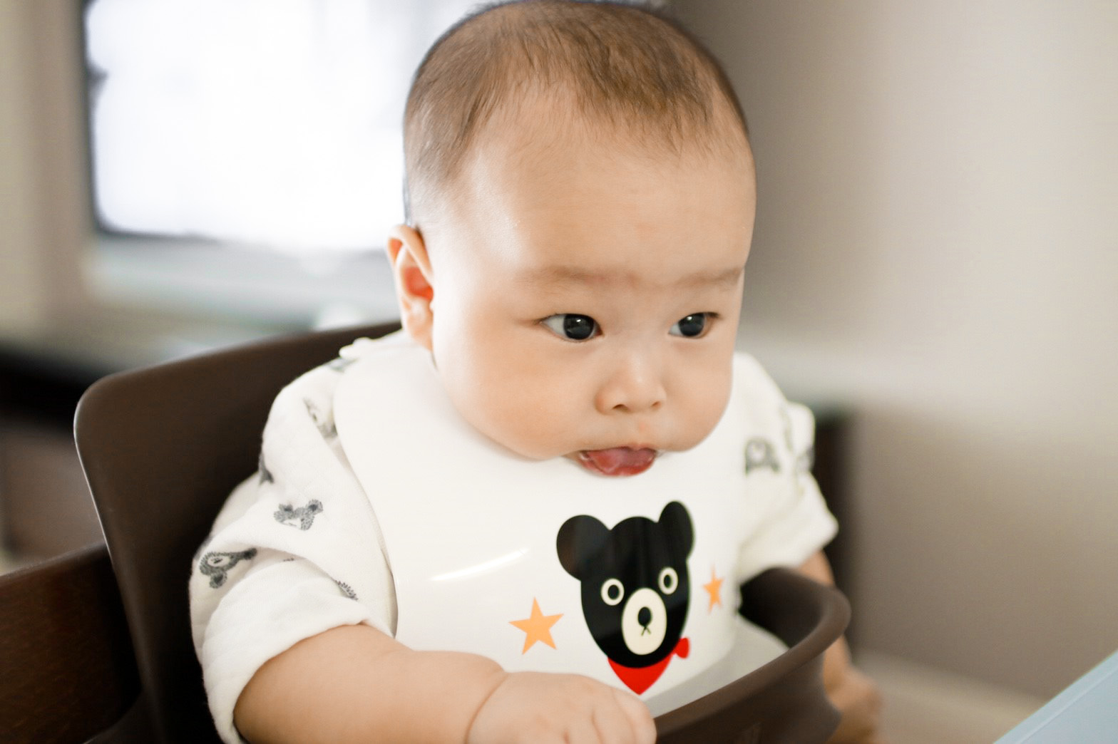 離乳食エプロンを嫌がる瑛太朗